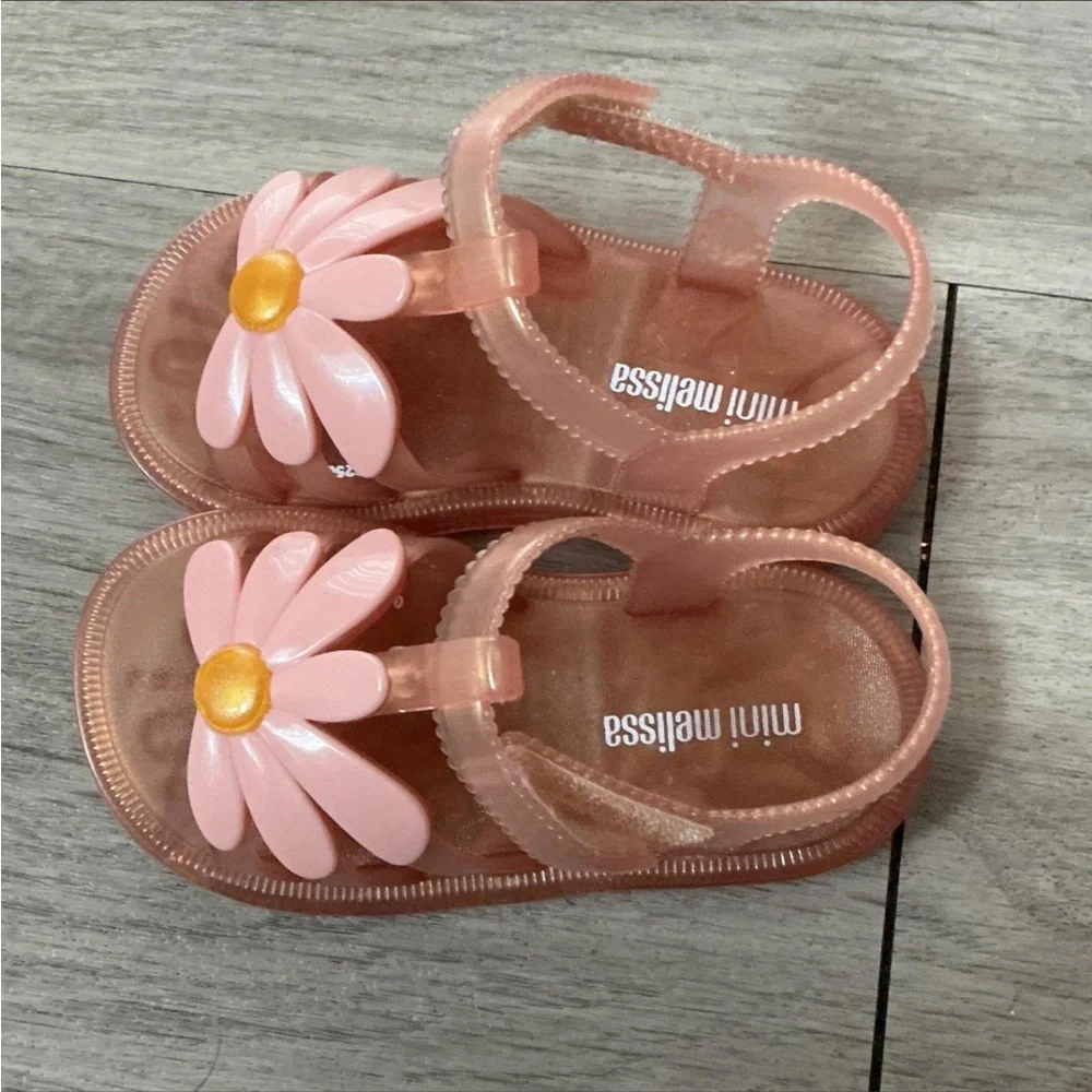 Mini Melissa reposhing this